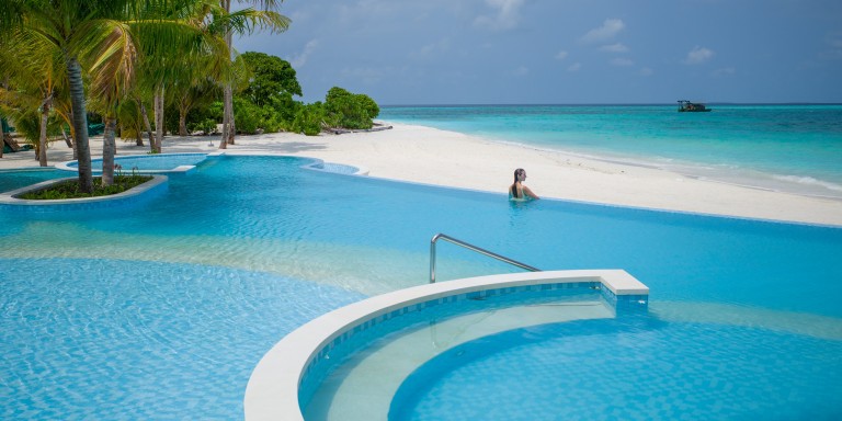 Intercontinental Maamunagau - Infinity-Pool mit Meerblick - Entspannen Sie im grossen Infinity-Pool und lassen Sie Ihren Blick über das kristallklare Meer schweifen.